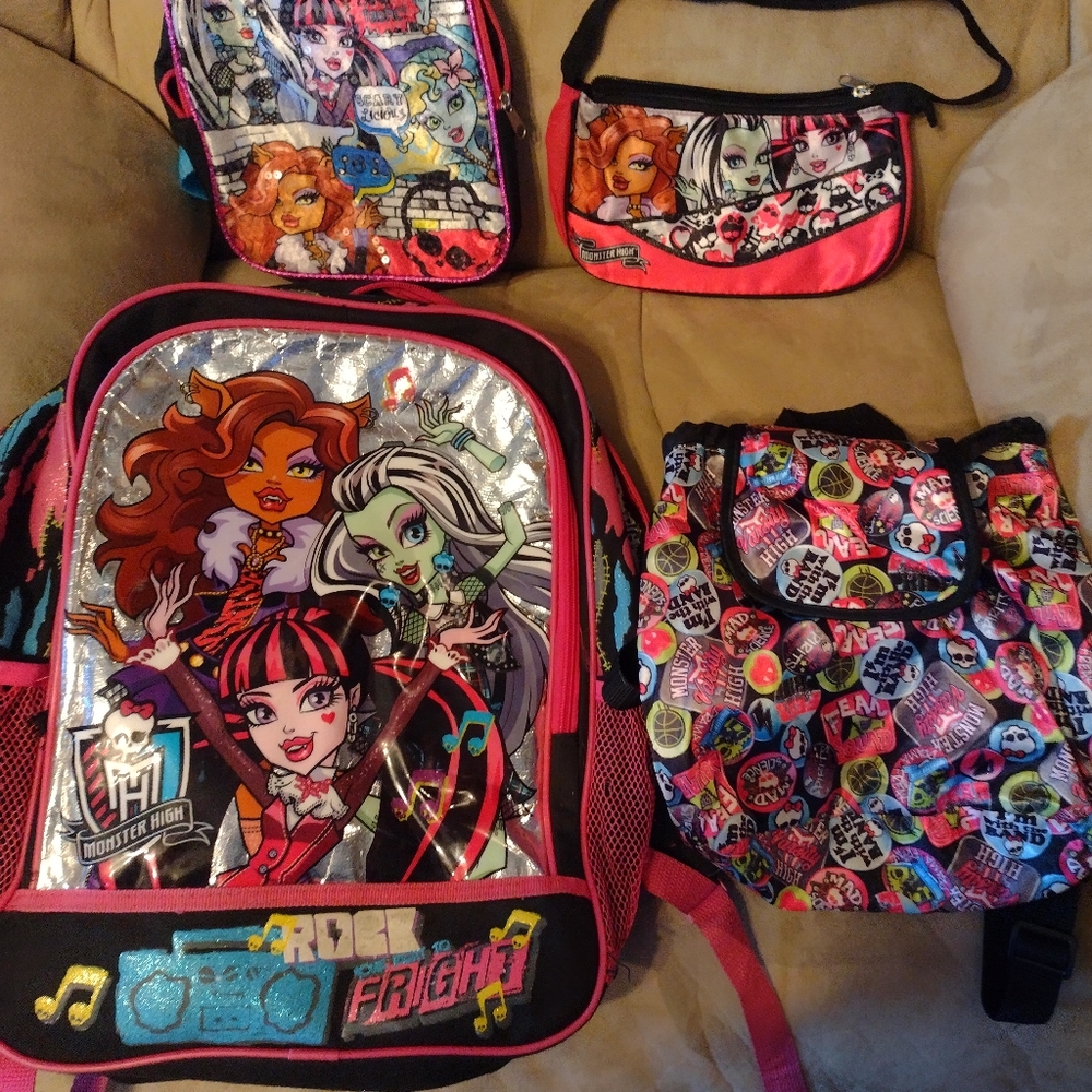 Monster High dolls, house AND MORE - Picture 14 of 15